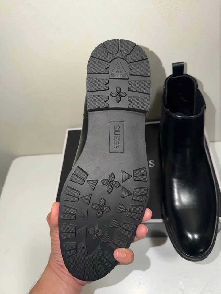 New Guess Men Chelsea Boots. Size 10.5 US. Firm price. - photo 4