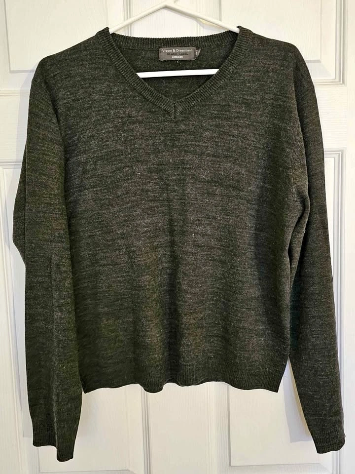 Vroom & Dreesmann Black Label Women's V-Neck Knit Sweater - Size