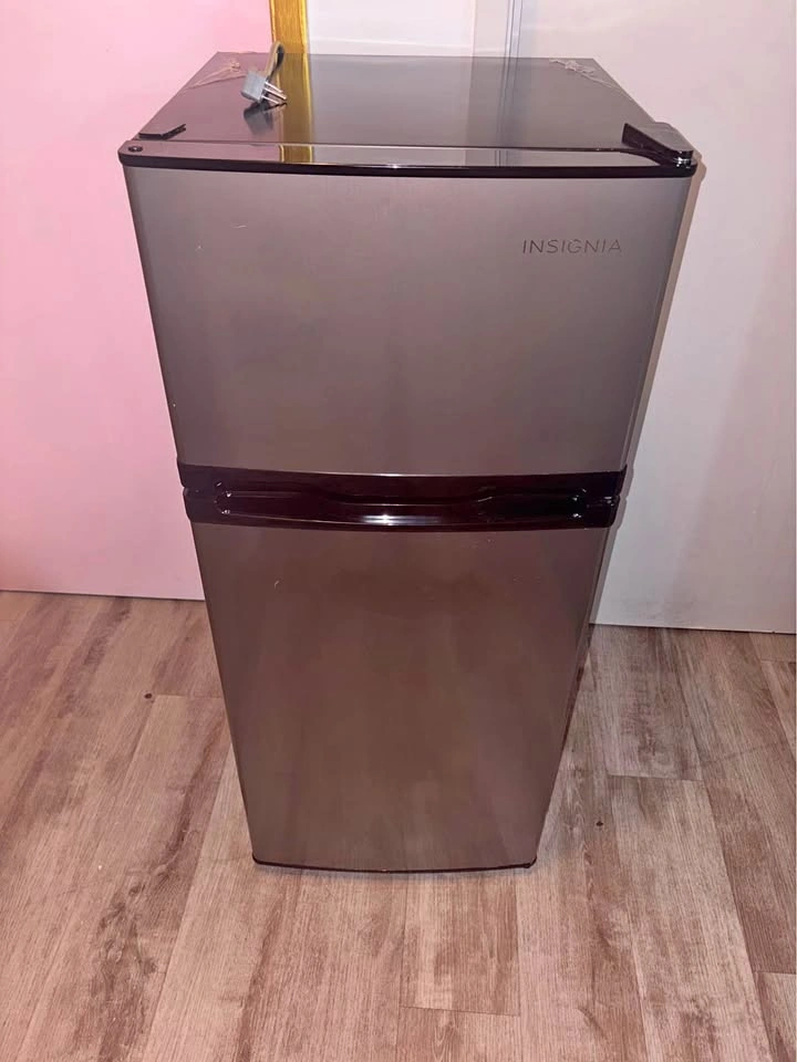 Insignia 4.5 Cu mini fridge ENERGY STAR
