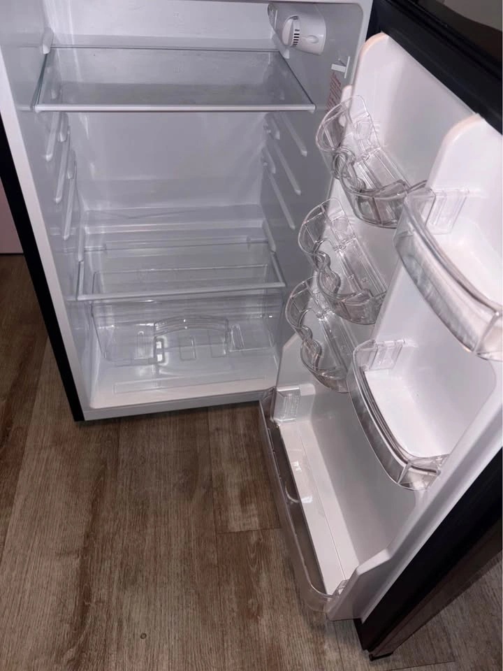 Insignia 4.5 Cu mini fridge ENERGY STAR - photo 5