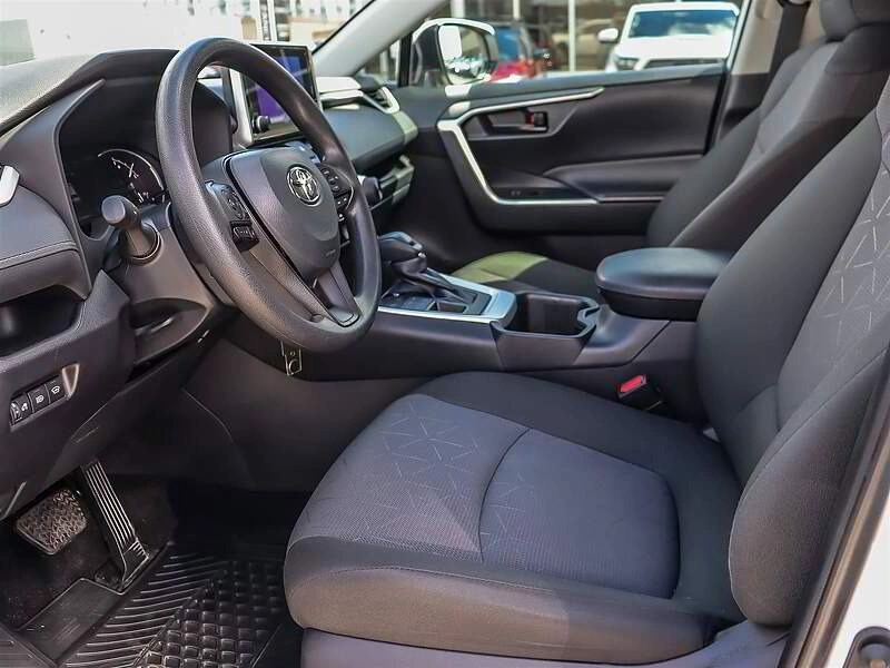 2025 Toyota RAV4 LE - photo 4