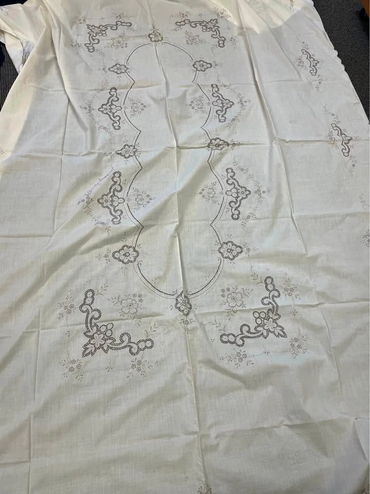 Vintage Embroidered Tablecloth and Napkin Set