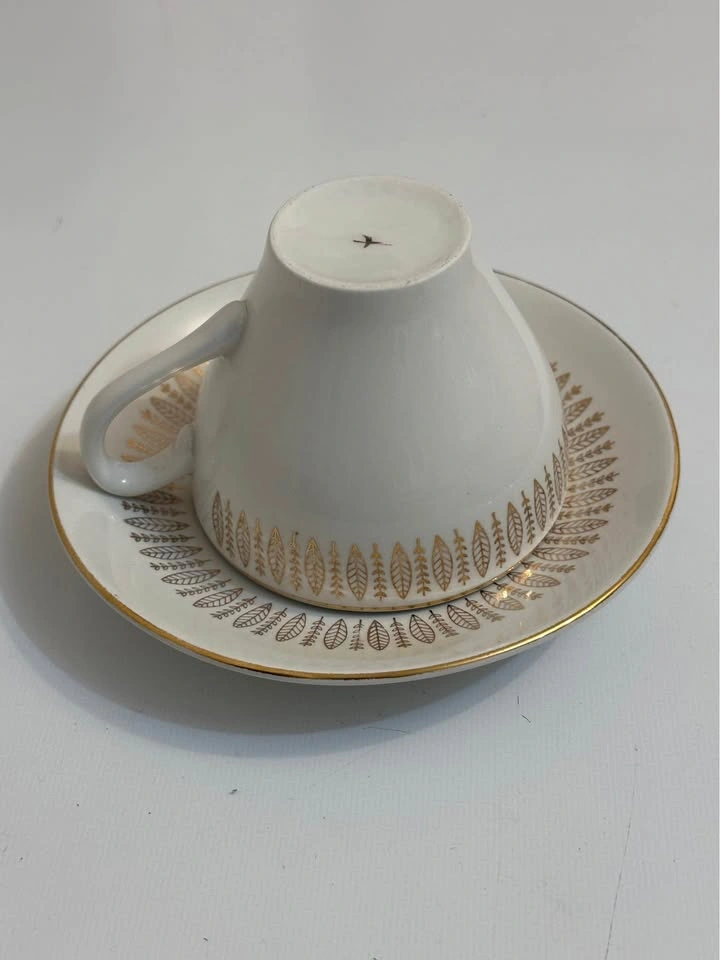 Teacup and saucer gold leaf design - photo 2