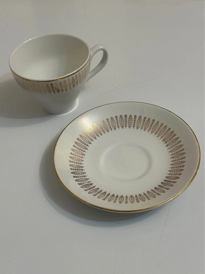 Teacup and saucer gold leaf design - photo 3