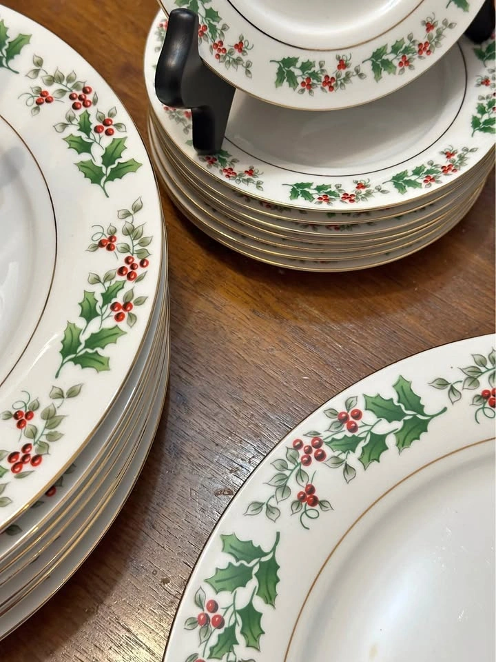 “Holly Berry” Christmas dishes