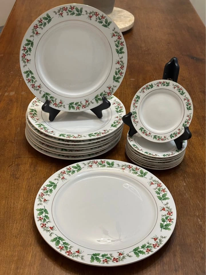 “Holly Berry” Christmas dishes - photo 2