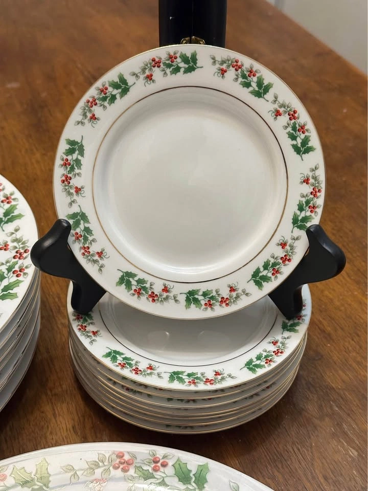 “Holly Berry” Christmas dishes - photo 3