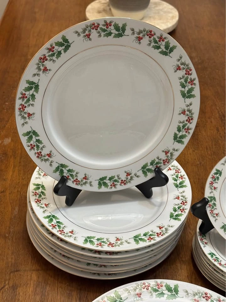 “Holly Berry” Christmas dishes - photo 4