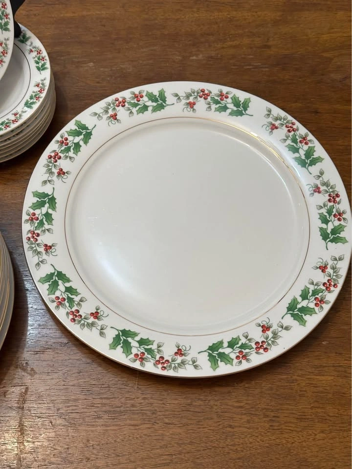 “Holly Berry” Christmas dishes - photo 5