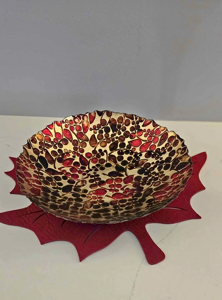 Decorative bowl with leaf mat