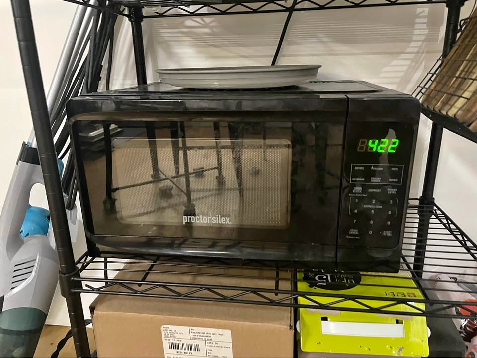 🍽 Microwave – Great Working Condition