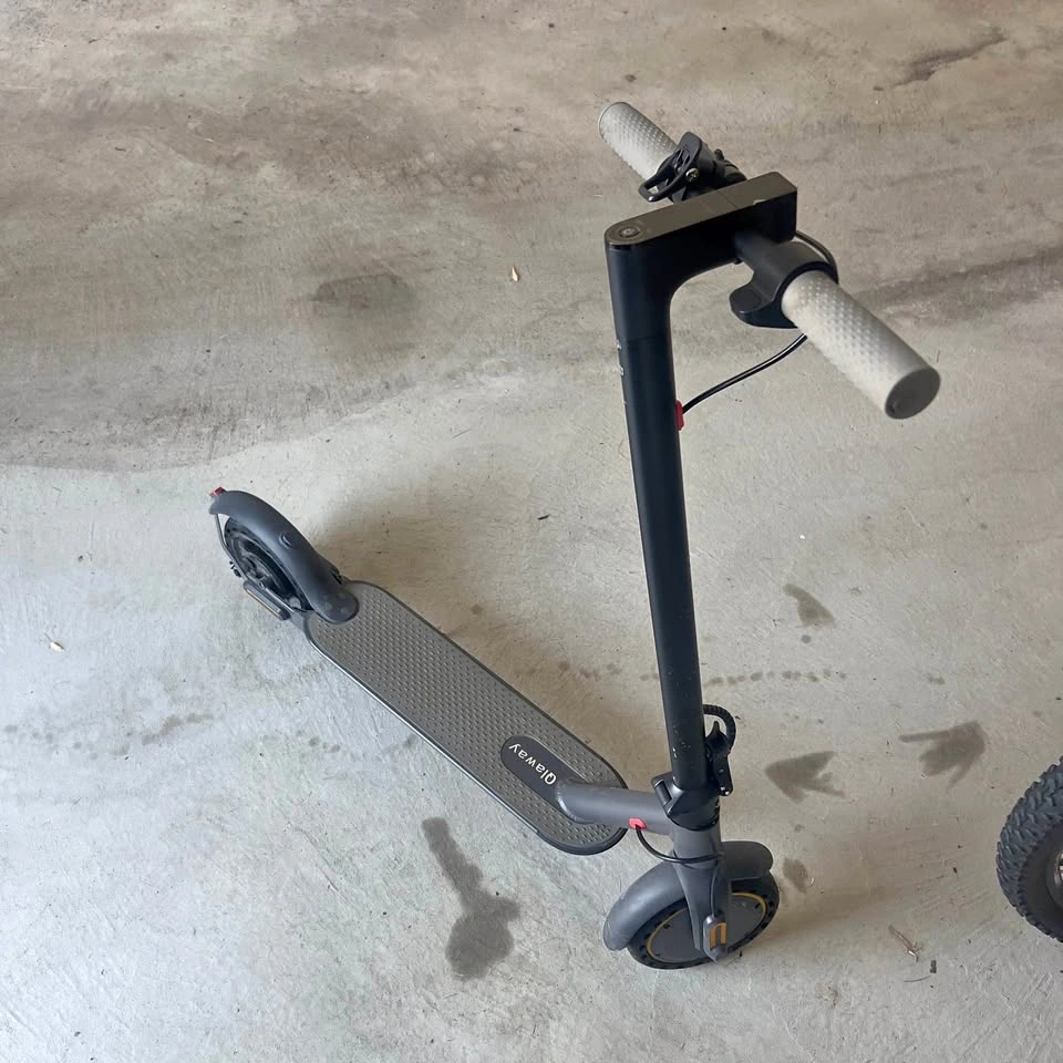 35km/h electric scooter 33km range, comes with charger