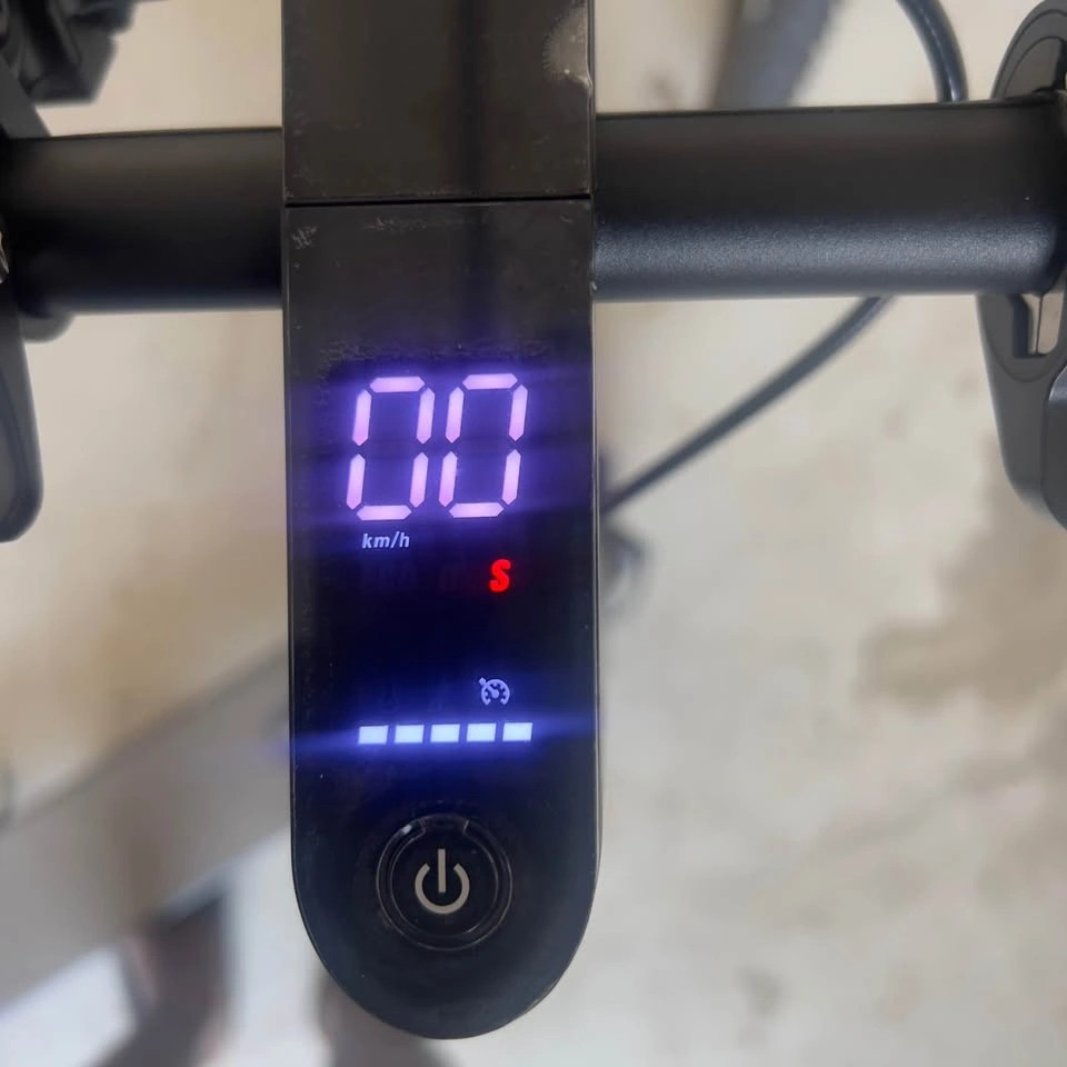 35km/h electric scooter 33km range, comes with charger - photo 3
