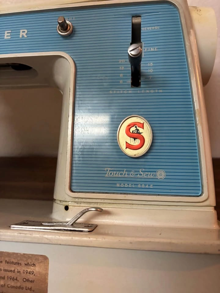 Vintage Singer Touch & Sew 604E Sewing Machine w/ Cabinet - photo 2