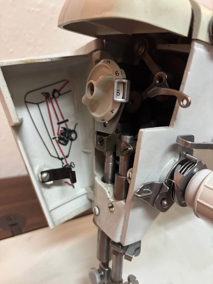 Vintage Singer Touch & Sew 604E Sewing Machine w/ Cabinet - photo 4