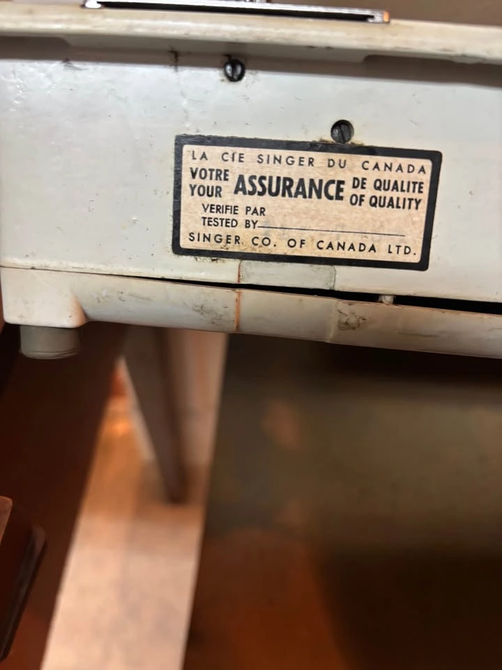 Vintage Singer Touch & Sew 604E Sewing Machine w/ Cabinet - photo 5