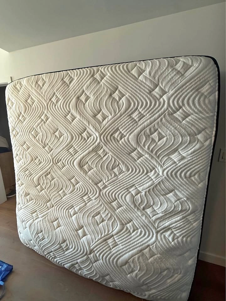 LOGAN & COVE - Mattress - King Size - Amazing condition