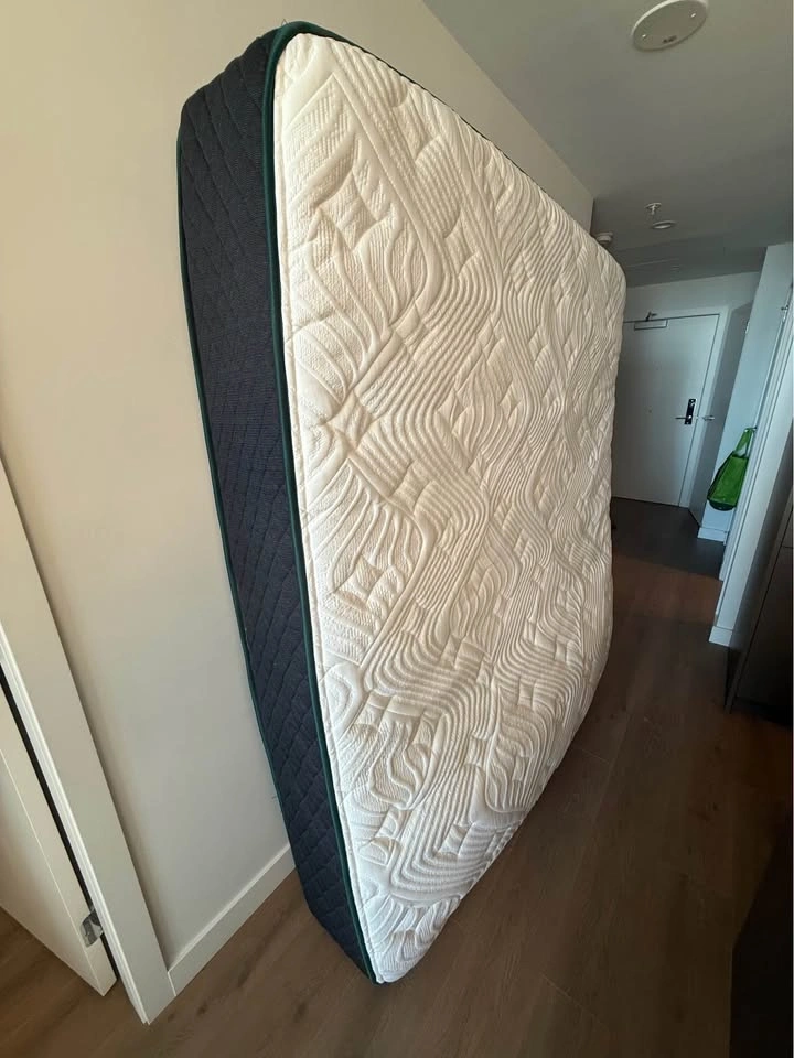 LOGAN & COVE - Mattress - King Size - Amazing condition - photo 3
