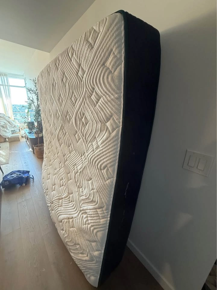 LOGAN & COVE - Mattress - King Size - Amazing condition - photo 4