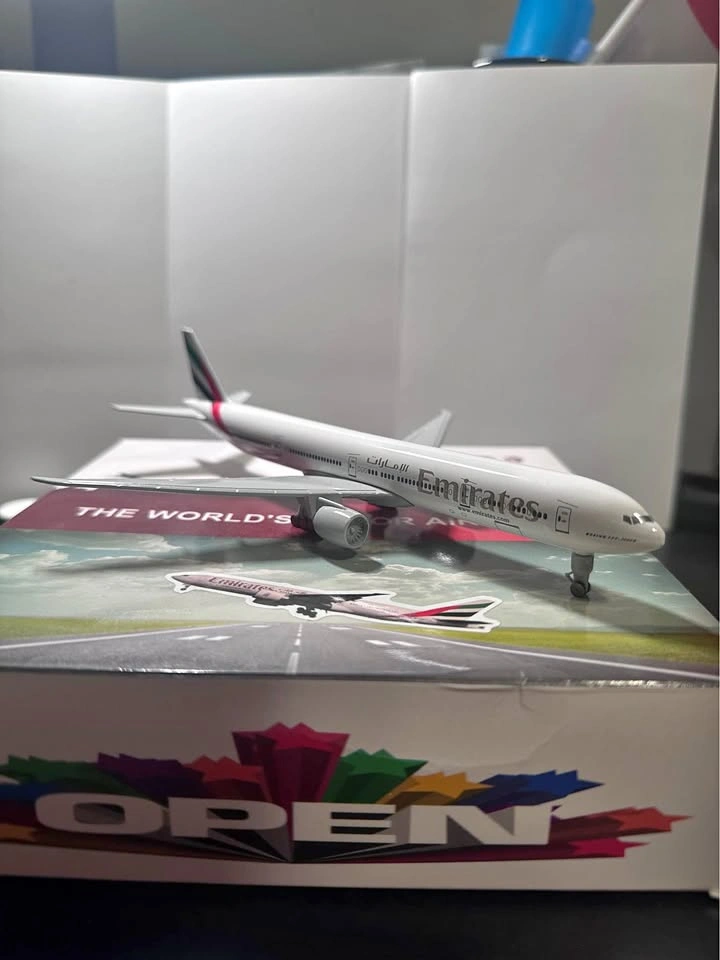 Emirates B777-300ER | 20cm plane model