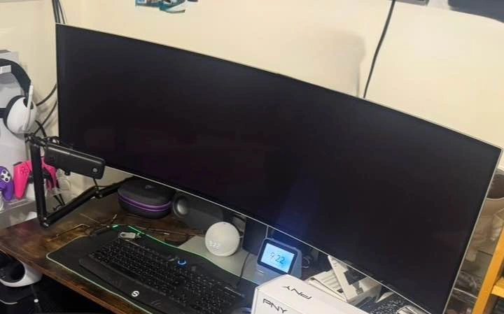 Samsung 49” Odyssey OLED G9 Ultrawide Gaming Monitor - photo 2
