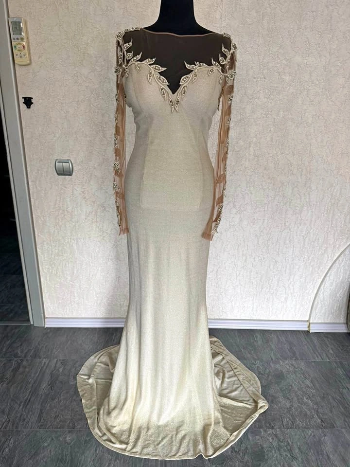 Brand New Elegant Ivory Mermaid Evening Gown – EU 40