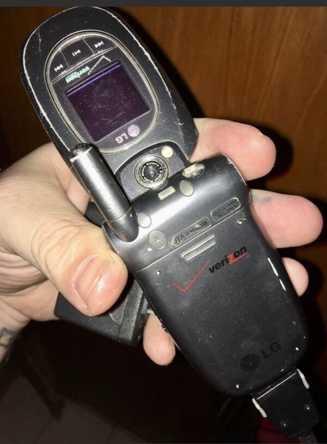 LG VX8300 Cell Phone •Verizon• - photo 2