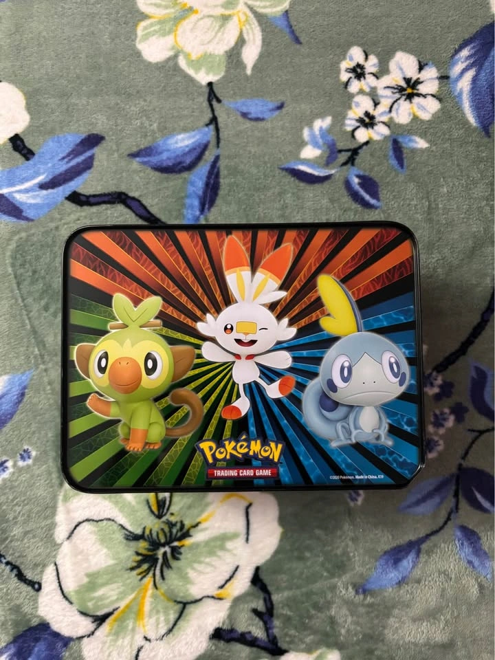 Pokémon TCG Sword & Shield Collector Chest Tin (EMPTY) - photo 2