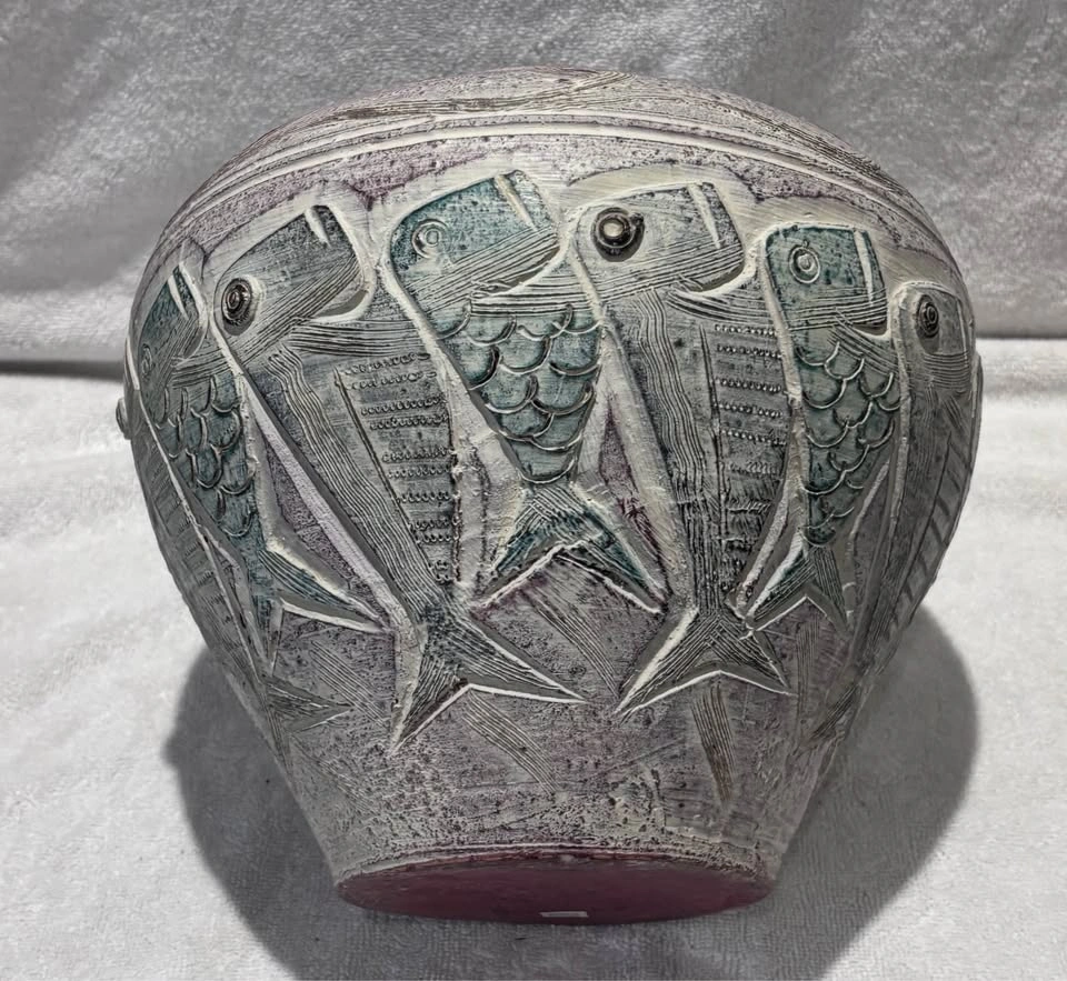 Pottery vase with embossed fish motif and green accents - photo 2