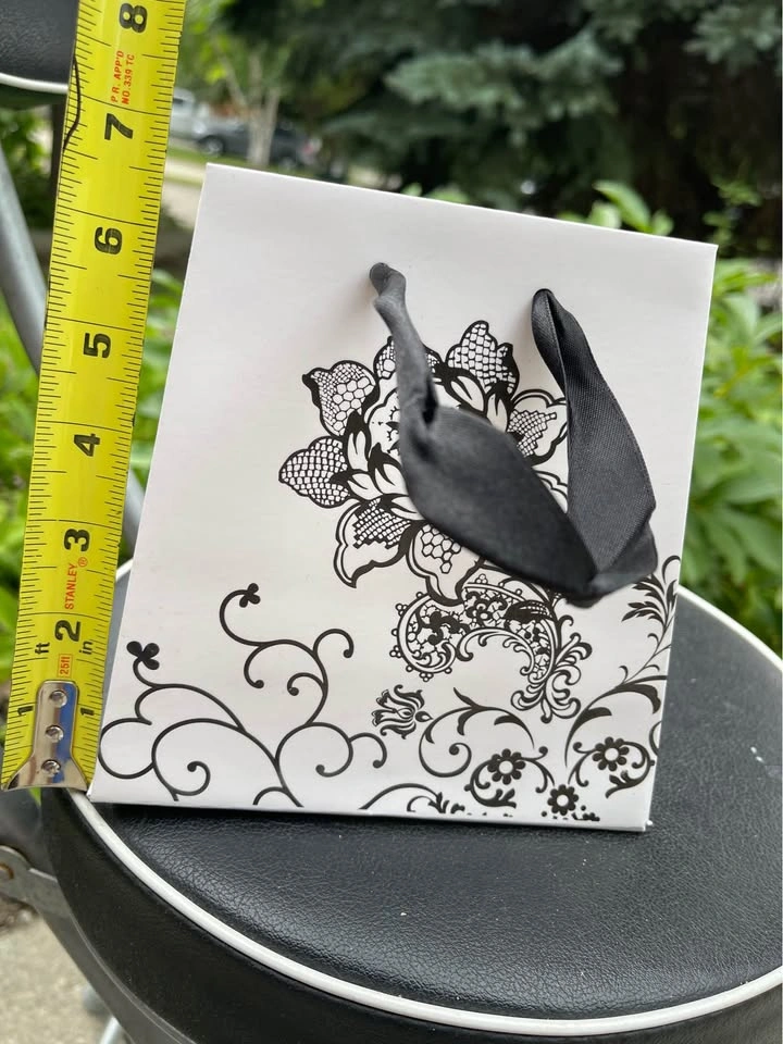 Elegant Gift Bags – 40pcs/$12 (Approx. 500 Available) - photo 2