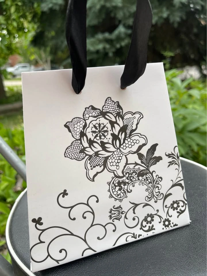 Elegant Gift Bags – 40pcs/$12 (Approx. 500 Available) - photo 5