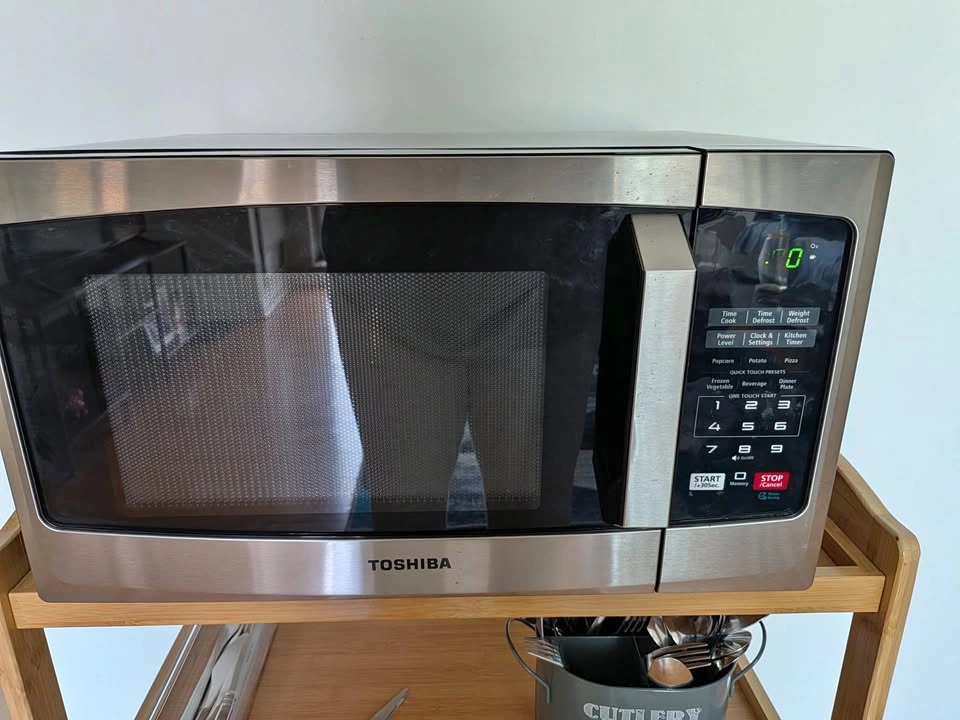 TOSHIBA Compact Microwave 0.9 Cu.ft, Stainless Steel