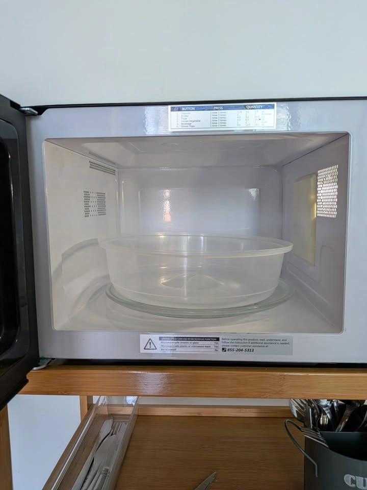 TOSHIBA Compact Microwave 0.9 Cu.ft, Stainless Steel - photo 3