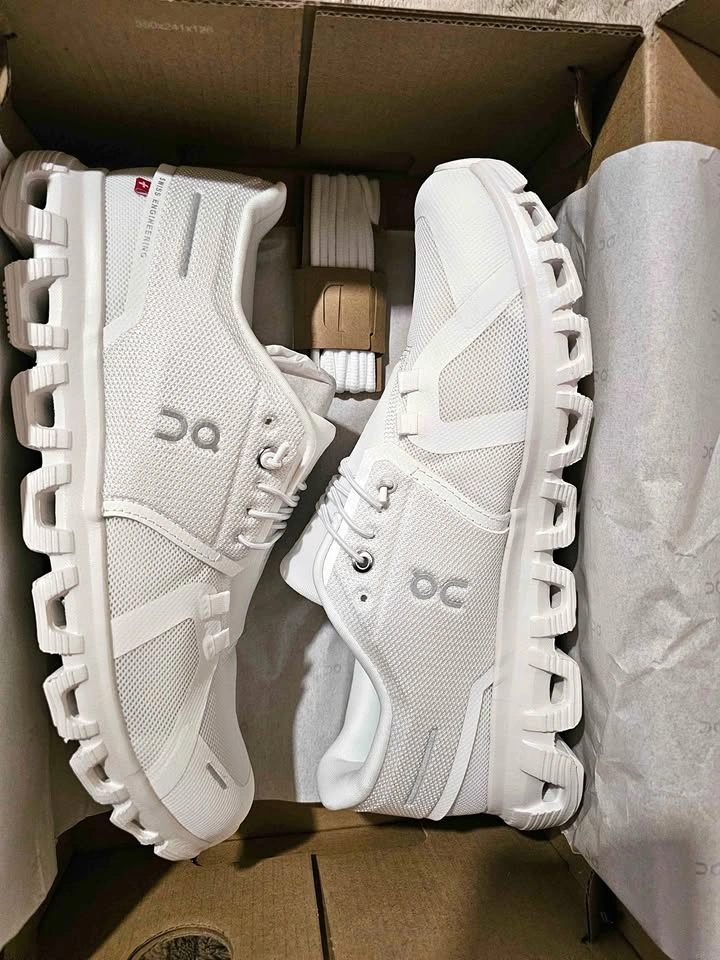 On Cloud 6 White/White Brand New, Size 9 Men