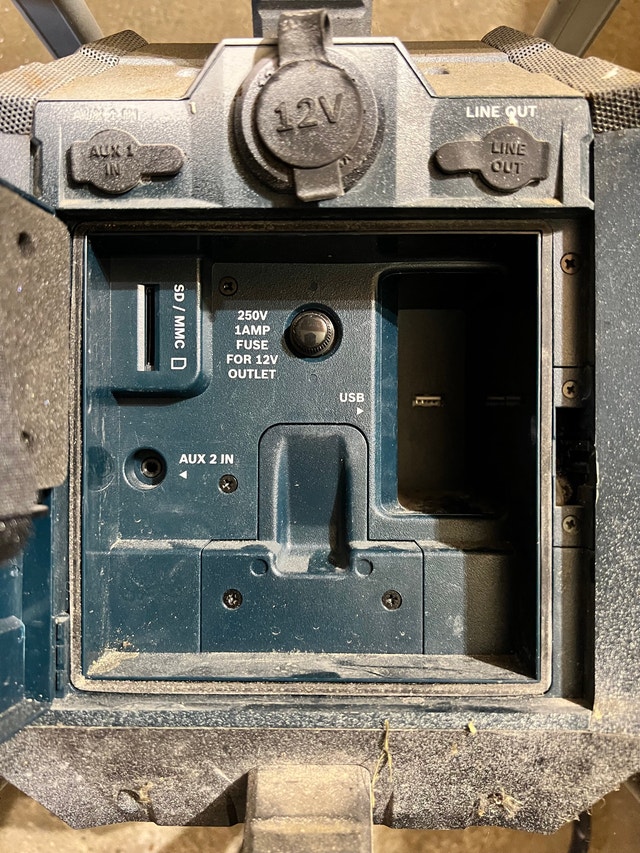Bosch 18v Jobsite Radio and power station - photo 3