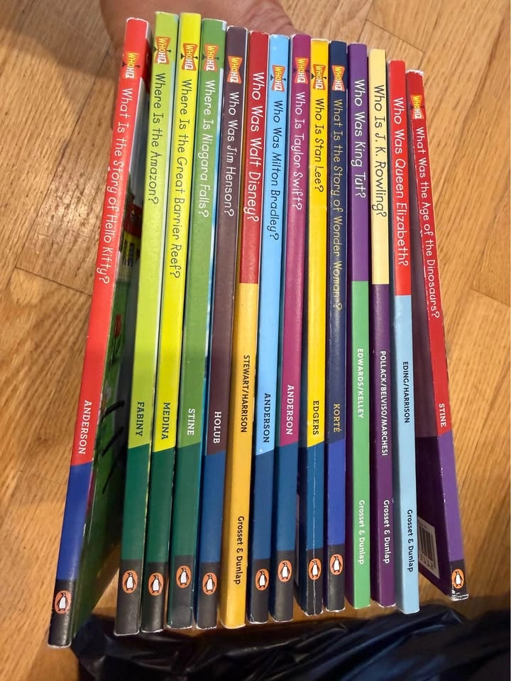 Lot of 14 Who HQ Books - photo 2