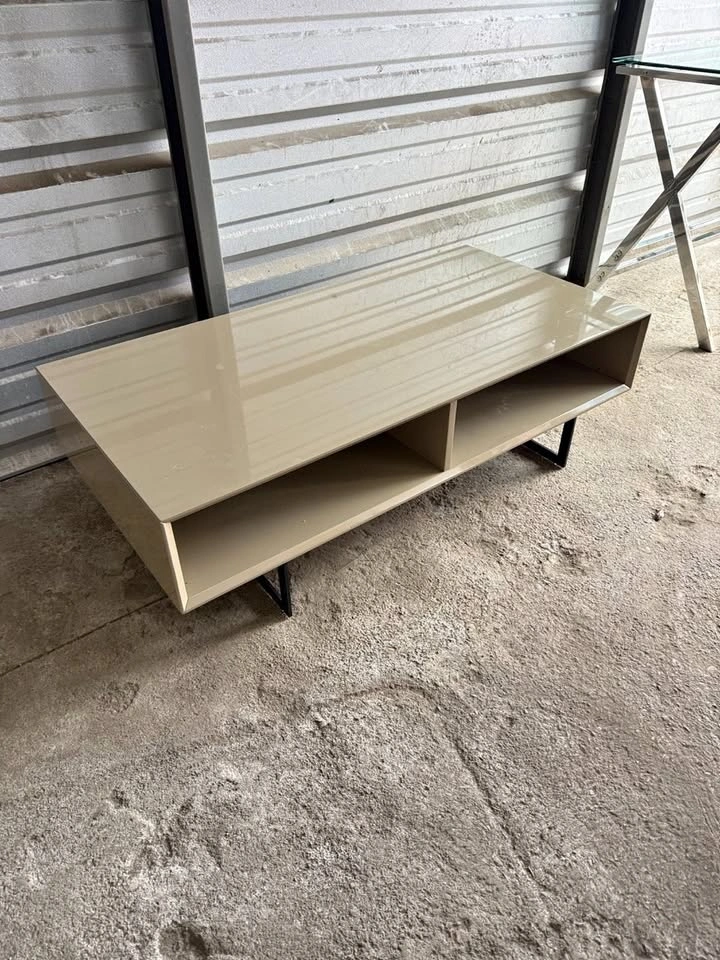 Structube Coffee Table – Cream Gloss with Black Hairpin Legs