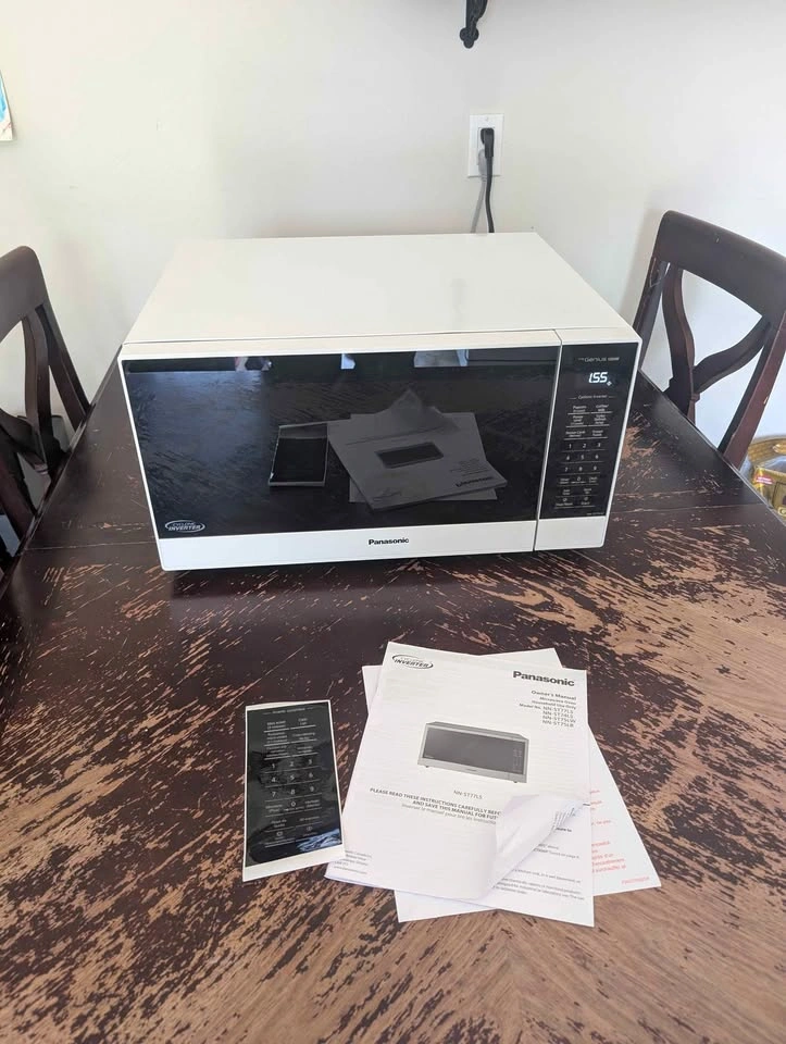 Microwave - Panasonic NNST75LWC Genius Microwave 1.6 cu. ft.