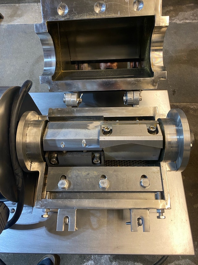 4 kW dry food crusher