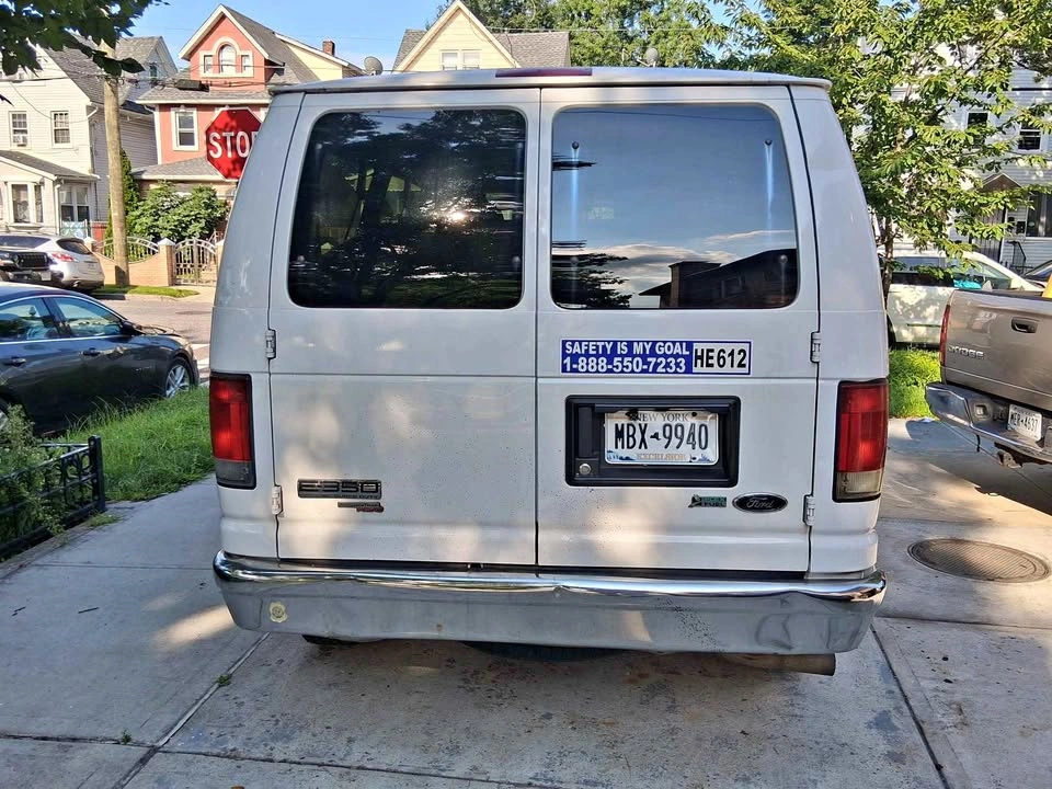 2014 Ford E350 Super Duty Passenger XLT Van