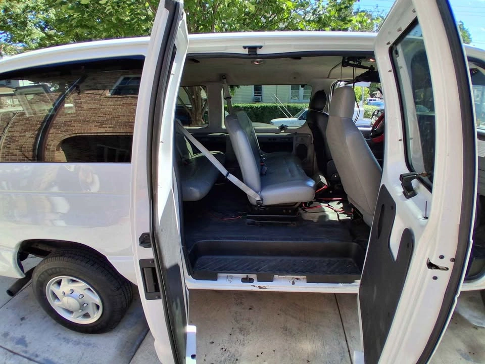 2014 Ford E350 Super Duty Passenger XLT Van - photo 4