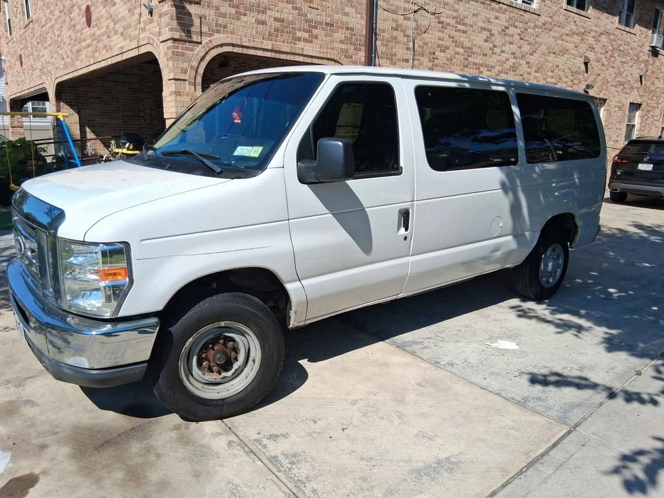 2014 Ford E350 Super Duty Passenger XLT Van - photo 5