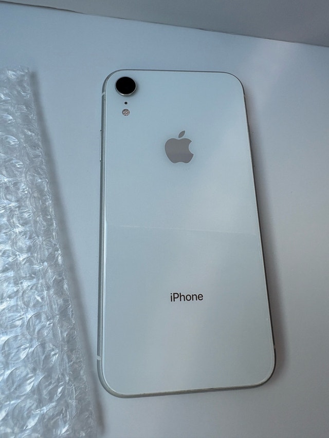 iPhone XR 64GB Unlocked – White – Very Good Condition