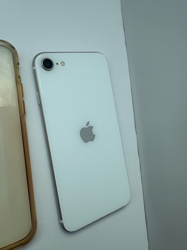 iPhone SE 2nd Gen 64GB Unlocked – Excellent Condition