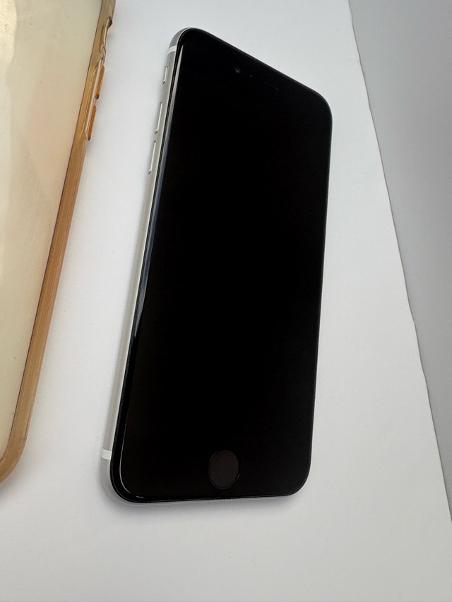 iPhone SE 2nd Gen 64GB Unlocked – Excellent Condition - photo 2