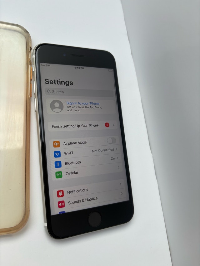 iPhone SE 2nd Gen 64GB Unlocked – Excellent Condition - photo 3