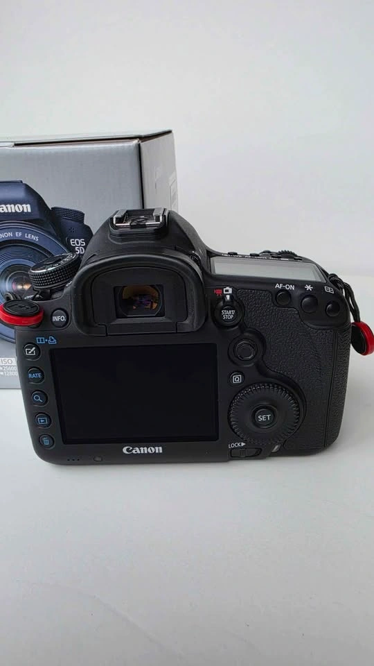 Canon 5D Mark III with Battery Grip - photo 2