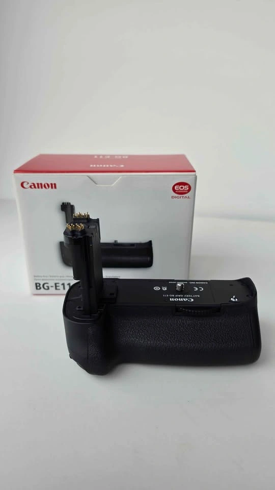 Canon 5D Mark III with Battery Grip - photo 3