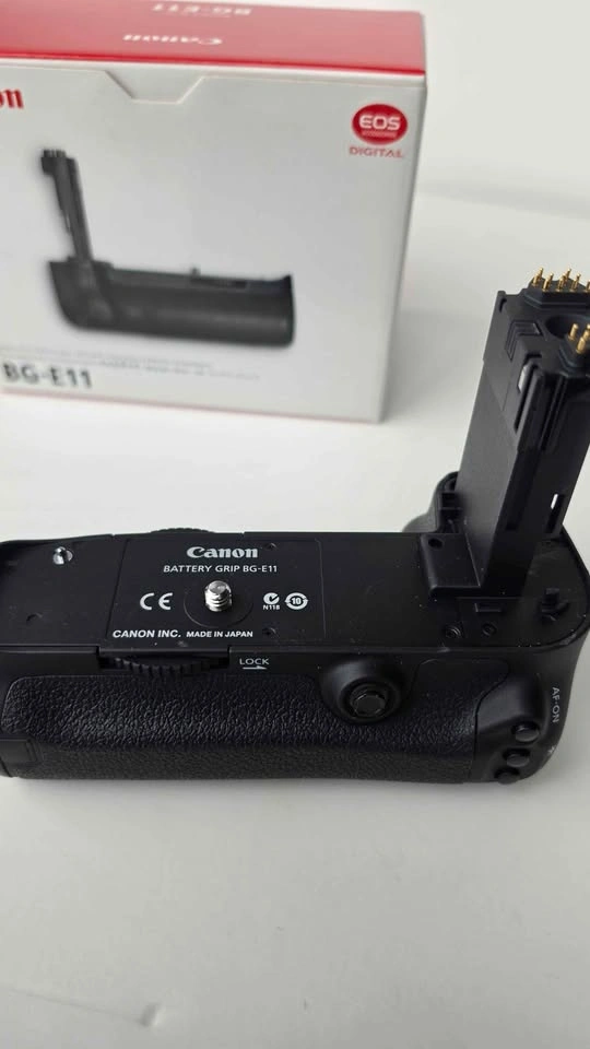 Canon 5D Mark III with Battery Grip - photo 4