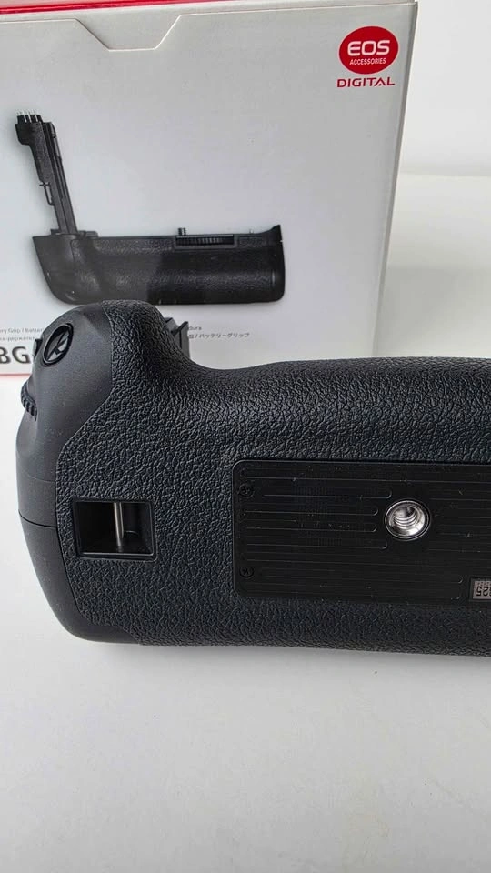 Canon 5D Mark III with Battery Grip - photo 5